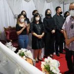 Bupati ROR dan Jajaran Pemkab Minahasa Gelar Ibadah Penghiburan atas Meninggalnya Mertua Kadis PMD   