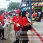 Sambangi Pasar Girian, Rita Mantiri-Tangkudung dan Ellen Honandar Sondakh Bagikan Masker
