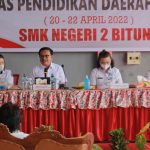 Bawa Materi di SMKN 2 Bitung, Maurits Semangati Para Guru Untuk Terus Berinovasi