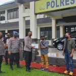 Serahkan Bingkisan Lebaran, Kapolres Bitung Ajak Wartawan Kampanyekan Ayo Vaksin dan Taat Prokes COVID-19