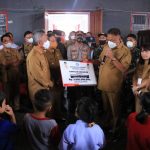 Gubernur OD Serahkan Bantuan 6 Miliar untuk Bencana di Amurang