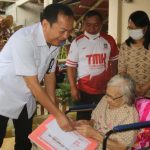 Walikota Carrol Senduk Serahkan Langsung Bantuan Sosial Uang Tunai Kepada Lansia