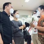 Sambut TIFF 2022 Panitia Berbagi Bunga Krisan Pada Penumpang Extra Flight Garuda Indonesia