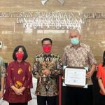 Bupati Minut Joune Ganda Terima Penghargaan KLA 2022