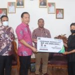 Komitmen Jaminan Tenaga Kerja, Walikota Caroll Serahkan Santunan Kematian
