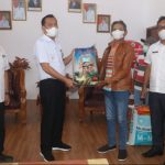 Walikota Carrol Senduk Serahkan Bantuan Benih,Pupuk dan Alinstan Kepada Poktan Di Tomohon