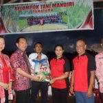 Walikota Carrol Senduk Serahkan Bantuan Bibit Padi Kepada Poktan Mandiri Tara-Tara
