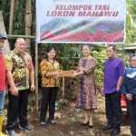 drg. Jeand’arc Senduk Karundeng Kukuhkan Poktan Tani Hutan Lokon Mahawu
