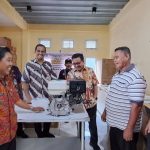 Maurits Mantiri Serahkan Bantuan di Bidang Perikanan Kepada Warga