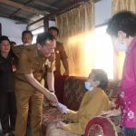 Walikota Carrol Senduk Bagikan Insentif Lansia Dua Bulan