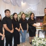 Turut Berdukacita Carrol Senduk Melayat di Rumah Duka Kel.Tileng Karinda Dan Serahkan Santunan Duka