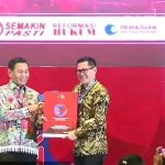 Bupati Minut Joune Ganda Terima Penghargaan Peduli HAM 2021