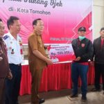 Pemkot Tomohon Serahkan Bansos 800 Tukang Ojek