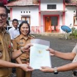 Bupati Joune Ganda Serahkan 106 Sertifikat Tanah Warga Likupang Timur