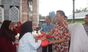 Buka Puasa Bersama, Walikota Tomohon Senduk Berikan Bantuan Sembako di Masjid Nurul Iman Kampung Jawa