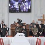 Bupati Minut, Joune Ganda Bersama Istri Rizya Ganda Davega Memperingati Jumat Agung