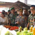 Bupati Joune Ganda Bersama TPID, Sidak Pasar dan Operasi Pasar Jelang Idul Fitri 1444 H