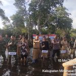 Pemdes Tumbak Mandani Bersama TNI-Polri Gelar Penanaman Mangrove