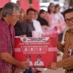 Bupati Joune Ganda Serahkan Dana Hibah Tempat Ibadah dan BKSAUA