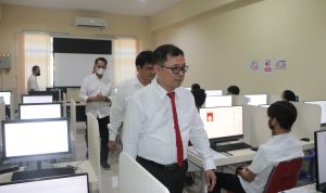 Pantau Langsung Pelaksanaan UTBK SNBT, Rektor Unsrat Semangati Peserta