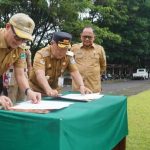 Bupati Joune Ganda Menyerahkan Hibah Alat Musik serta Hibah Bantuan Gereja dan Bantuan UMKM