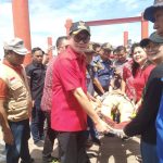 Bupati Joune Ganda, Menyerakan Bantuan Puskesmas Keliling Laut Kepada Dinkes Minut.