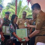 Secara Simbolis, Bupati Minut Joune Ganda Menyerakan BLT DanDes Tahap II Desa Wusa