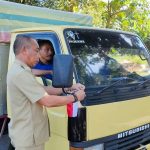 Dalam Rangka HUT RI Ke-78, Dinas Perhubungan Minut Bagikan Bendera Merah Putih Untuk Pengendara
