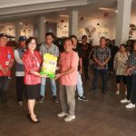 Wakili ODSK, Setwan Sandra Moniaga Berikan Beras Bagi Awak Media Di DPRD Sulut