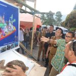 Wali Kota Caroll Dampingi Mentri Sandiaga Uno Kunjungi Tempat Pembuatan Float Kendaraan Hias