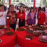 Bupati Joune Ganda Bersama Ketua Tim Penggerak PKK Rizya Ganda-Davega Hadiri Lomba Goreng Cucur