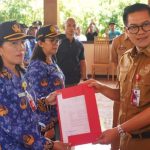 Bupati Joune Ganda Menyerakan SK Pengangkatan 316 Guru PPPK
