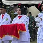 Putry Namira Binraya Menjalankan Tugas dengan Pembawa Baki Berisi Bendera Merah Putih
