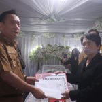 Wali Kota Caroll Senduk Sambangi dan Serahkan Langsung Santunan Duka di Kelurahan Matani Tiga