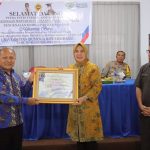 Wali Kota, Ir. Hj. Tatong Bara menerima Penghargaan Tokoh Pengembangan Pendidikan Tinggi di BMR dari UDK