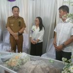 Wali Kota Tomohon Bersama Jajaran Melayat ke Rumah Duka Lasut-Supit