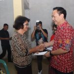 Salurkan Bansos Lansia, Ini Yang disampaikan Wali Kota Senduk dam Staf Bidang Pemerintahan dan Kemasyarakatan