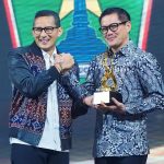 Terima Penghargaan, Menparekraf Katakan Bupati Joune Ganda Cerdas Membaca Peluang Investasi