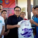 Genjot Sektor Perikanan Bupati Joune Ganda, Serahkan Bantuan Kelompok Budidaya Ikan Air Tawar