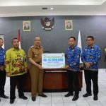 Asripan Nani Serahkan Santunan BPJS Ketenagakerjaan Kepada Ahli Waris Non ASN