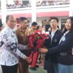 Hari Guru Nasional, Kepsek SMAN 1 Manado Jemmy Jermias Terima Bunga dari Murid