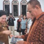 Tamuntuan Serahkan Bantuan di HUT GMIST Nazaret Lesa