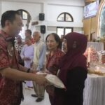 Walikota Senduk Serahkan Bansos Kepada Lansia