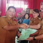 Pj.Bupati Serahkan Sertifikat Program Pendaftaran Tanah Sistematis Lengkap DiDesa Wolaang