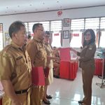 Sekda Watania,Serahkan SK Tugas Pelaksana Kepada 3 Kepala Sekolah SMP Di Langowan