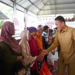 Bupati FDW Serahkan Bantuan Sembako di Apel Kebangsaan