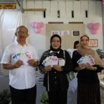 Pj Wali Kota Kotamobagu dan Ketua TP PKK Berikan Hak Suara di TPS 18 Kelurahan Kotobangon