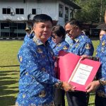 Bupati Joune Ganda Berikan Piagam Penghargaan Inovasi Pelayanan Publik SI-PEMANAH Kepada Camat Likupang Barat