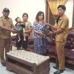 Rasa Kemanusiaan, Kasipem dan Hukum Tua Desa Munte Memberi Bantuan Pengungsi Erupsi Gunung Api Ruang