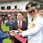 Usai Upacara Peringatan Hari Otonomi Daerah, Bupati Joune Ganda Menyerahkan Mobil Ambulans Kepada 8 Puskesmas
